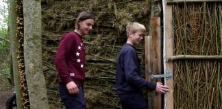 Hjemmebygget klubhus til drengenes råhygge i Hundelev