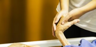 Mette Præstegaard: Hvorfor benytter hjemmeplejen fortsat ikke værnemidler hos svage ældre borgere?