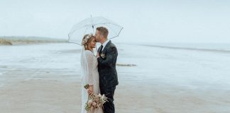 Lykkelige Liv og Mads foreviget på stranden ved Uggerby